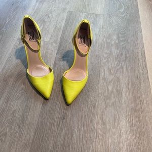 Neon yellow, pointy toe heels the “Joana”